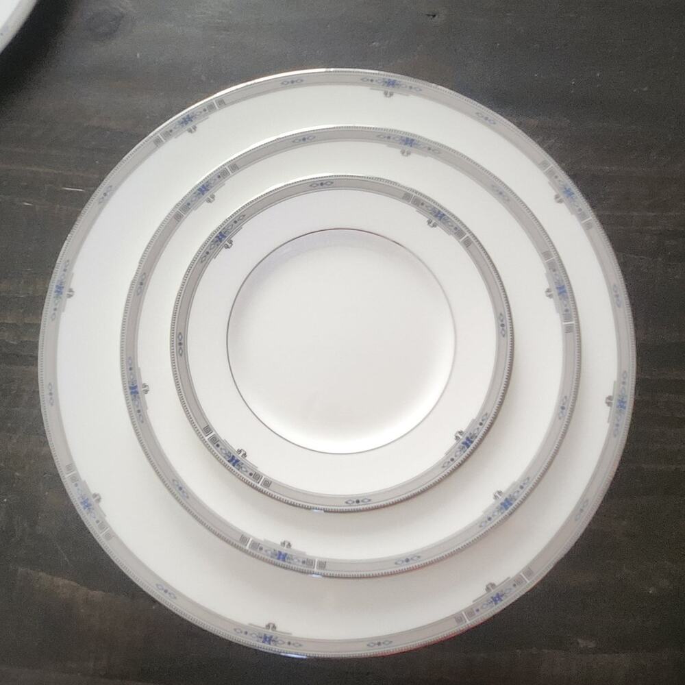 Wedgewood Amherst vintage bone china. 26 PC. Set. 8 Salad, 8 dinner, and 8 bread